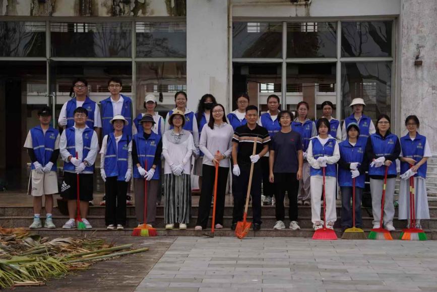 法学院开展“清理校园--扶树清扫”专项活动