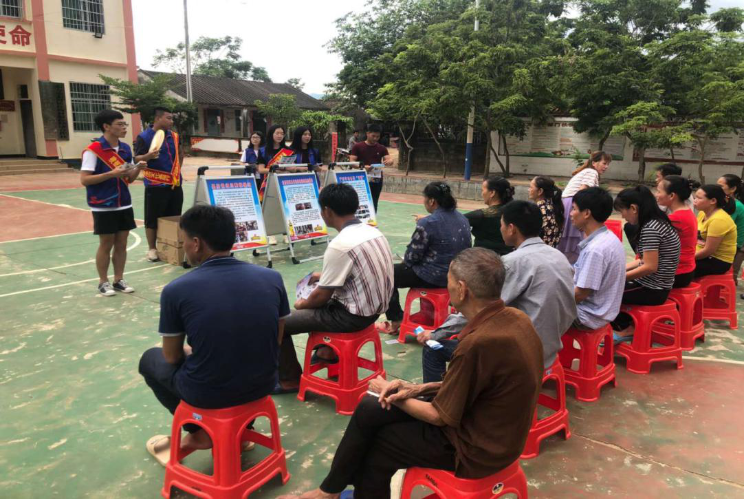 法学院普法志愿者到东方开展扫黑除恶和脱贫攻坚法治宣传