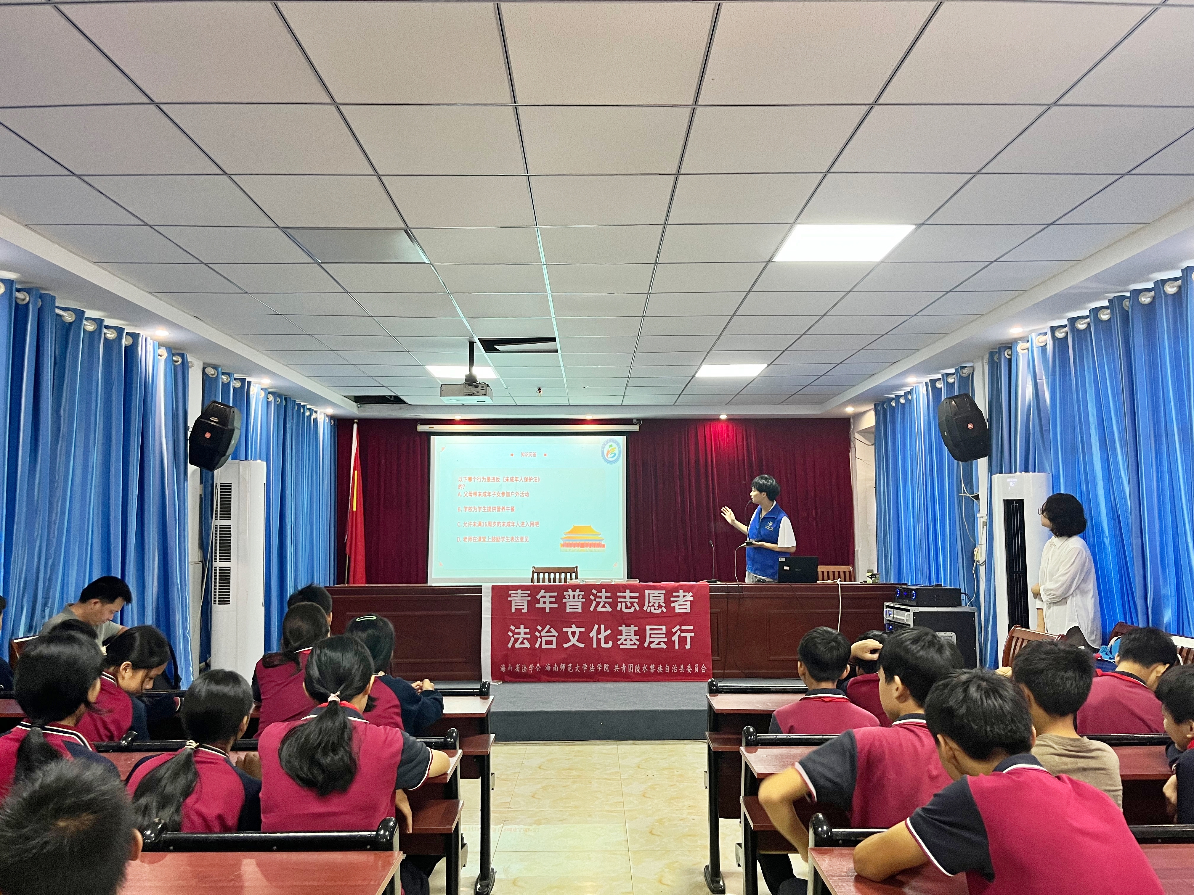 我院志愿者团深入福和希望小学开展“护苗普法”活动