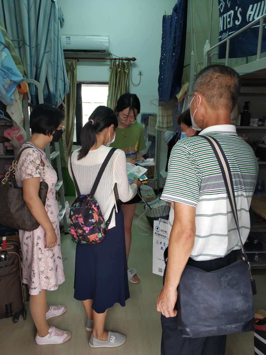 法学院开展走访学生宿舍工作，看望首批返校学子