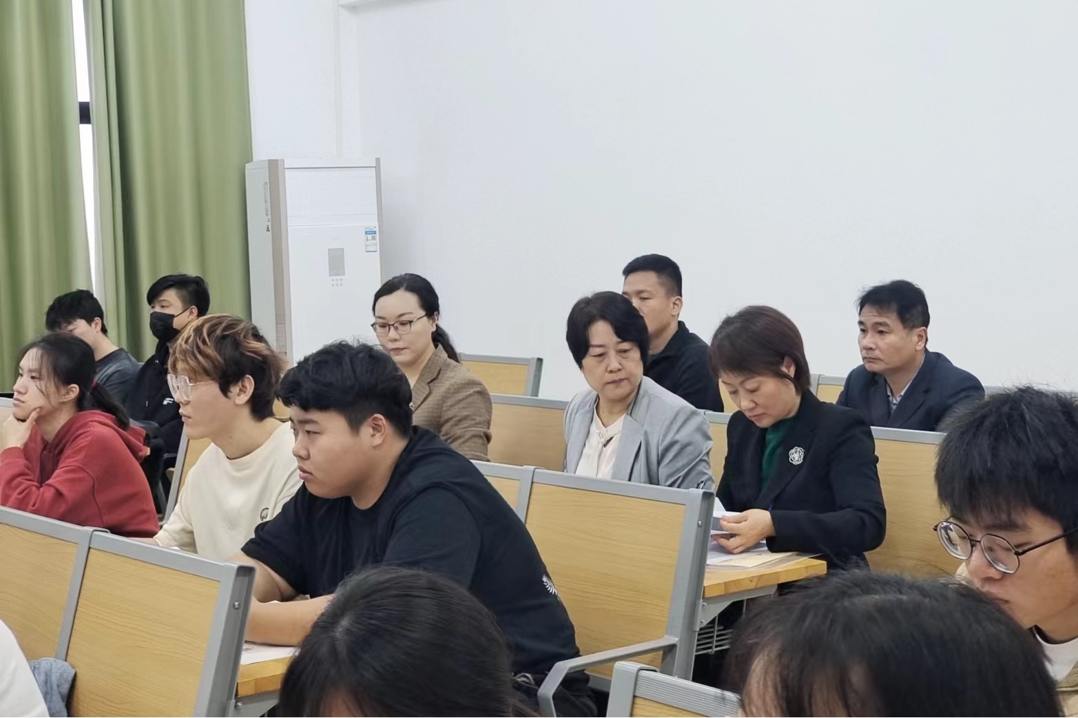 校领导深入法学院课堂与学生共听“开学第一课”