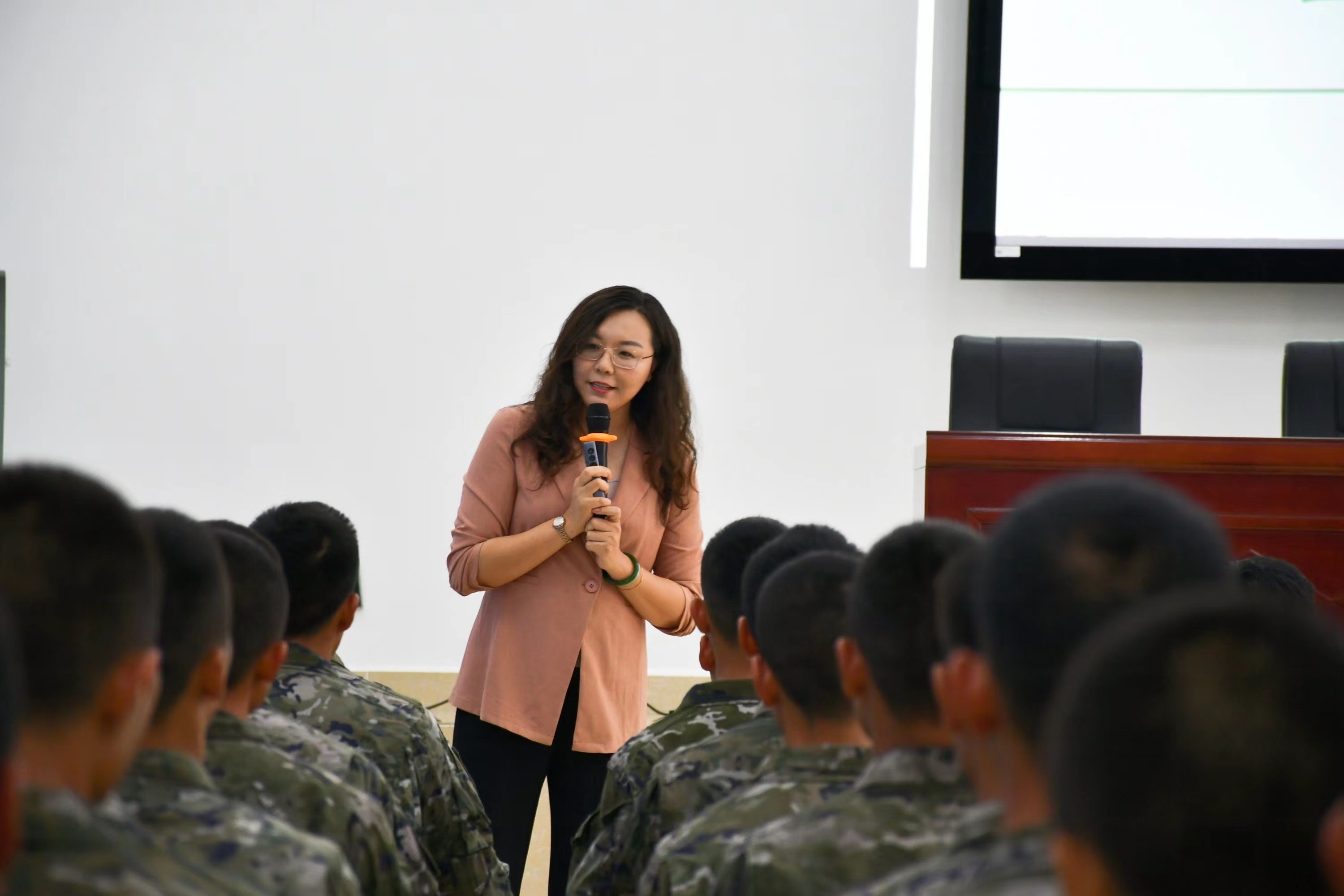 我院唐欣瑜副教授参加“普法进军营 送法暖军心”法律援助活动