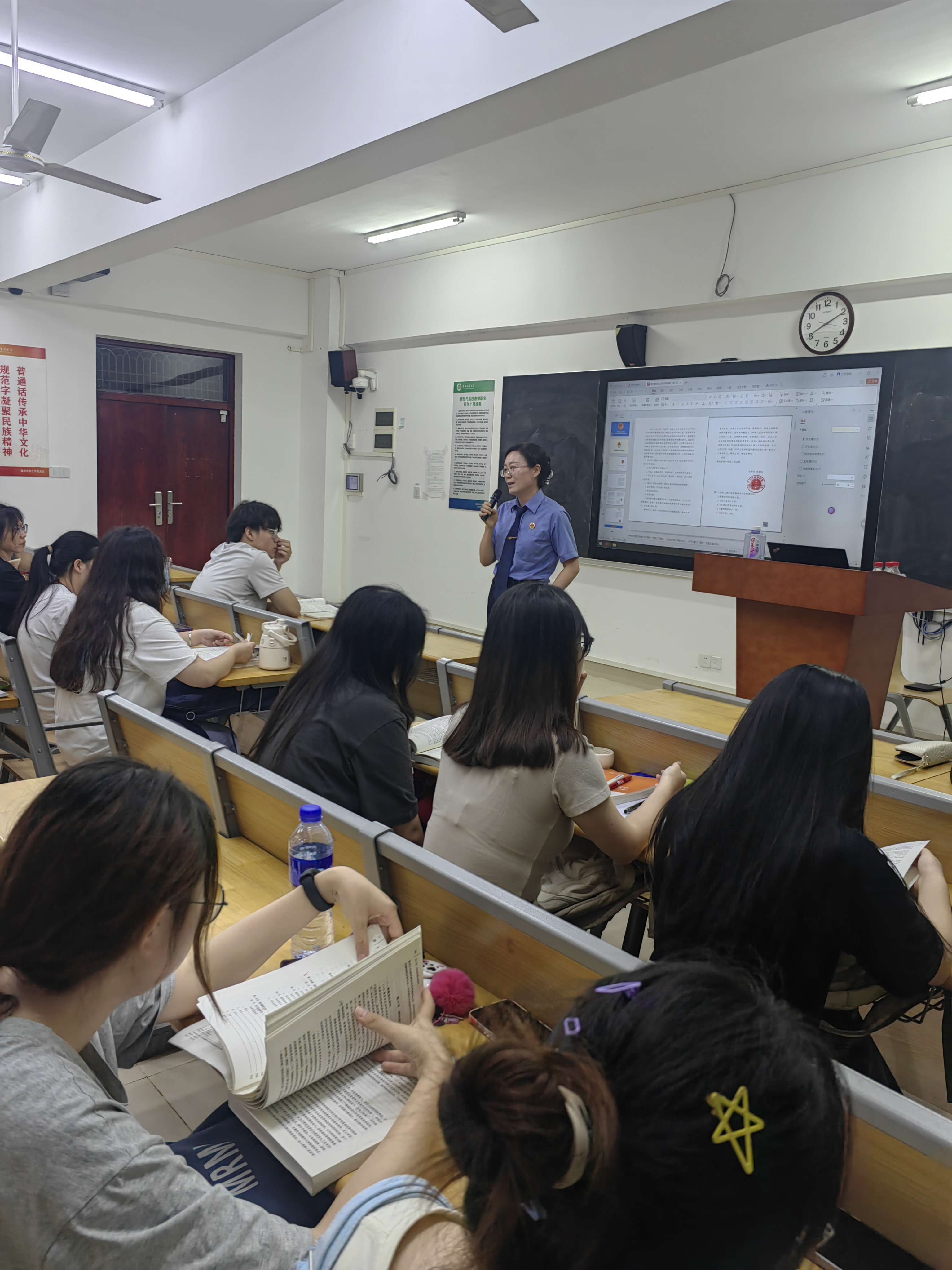 校检合作联手助力生态安全 检察官进课堂为学生讲授法治课