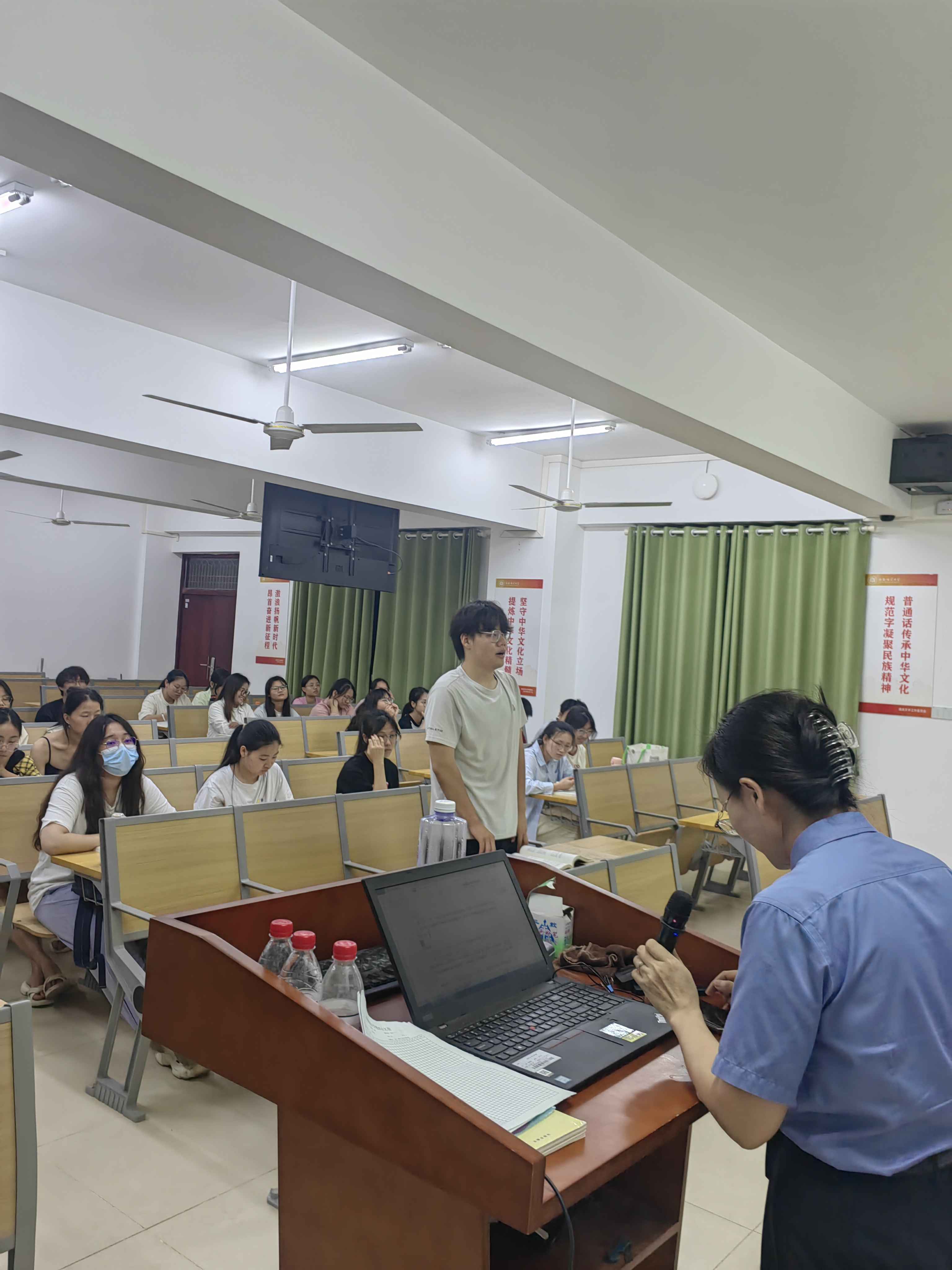 校检合作联手助力生态安全 检察官进课堂为学生讲授法治课